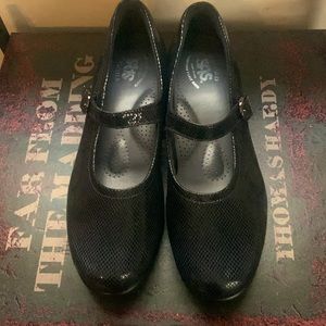 Size 8 SAS Tripad Comfort Foot Bed Shoes excellent condition